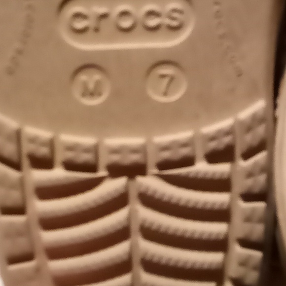 Women's size 7's sandles they're crocs - Picture 4 of 4